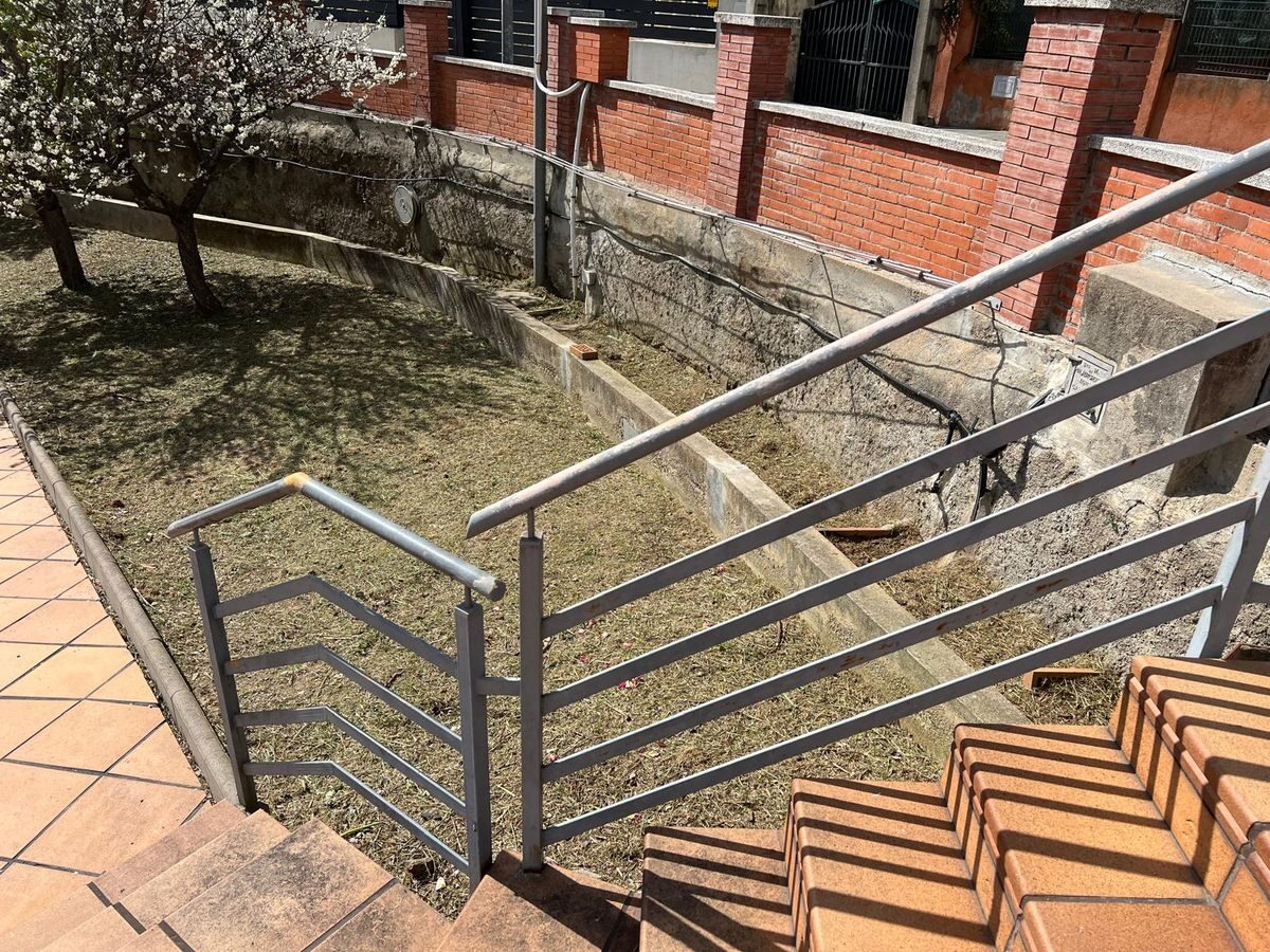 Zona de jardín con escaleras limpia en Sant Esteve de Palautordera