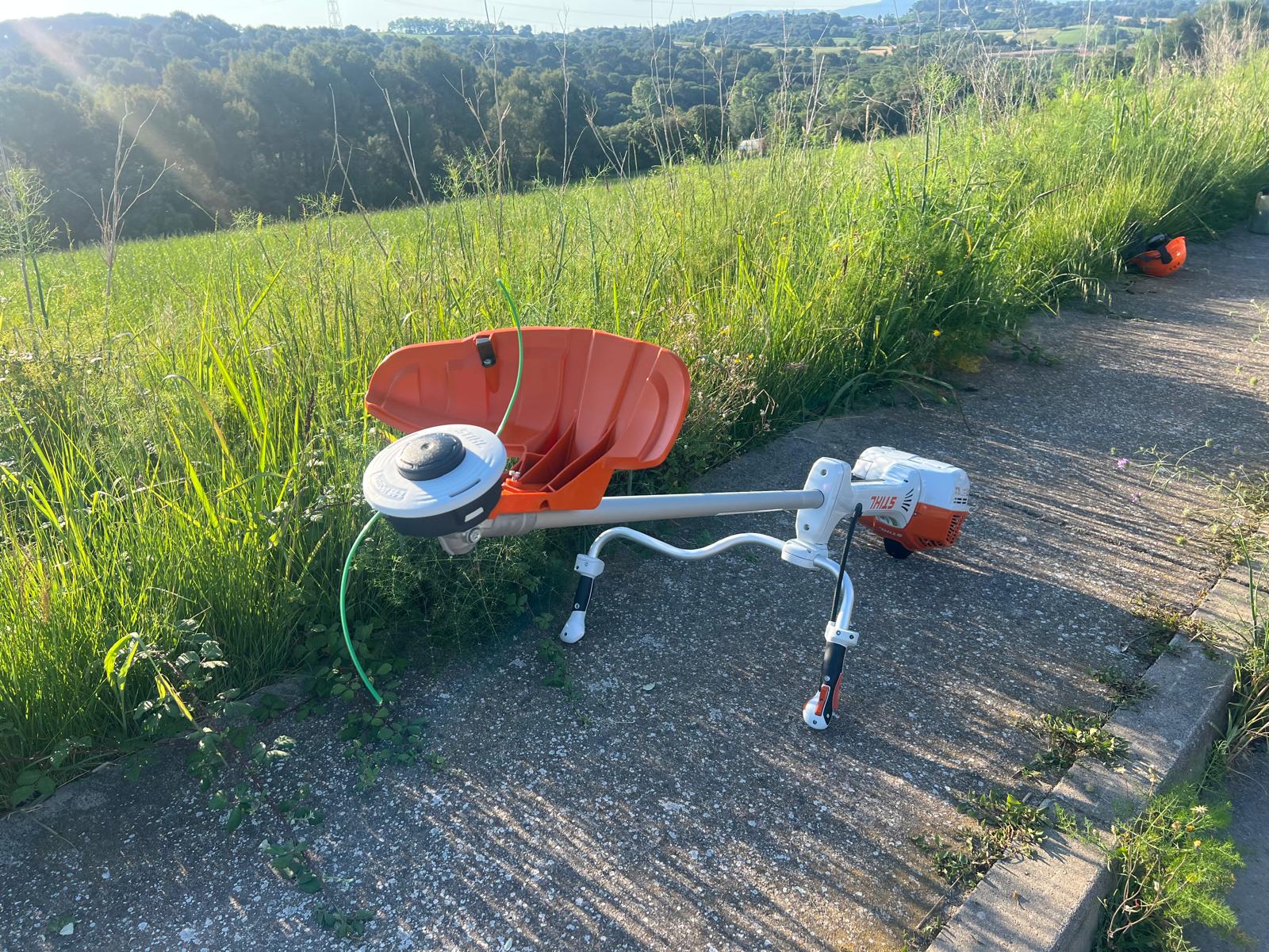 Desbrozadora Stihl preparada para desbrozar una parcela en el Maresme