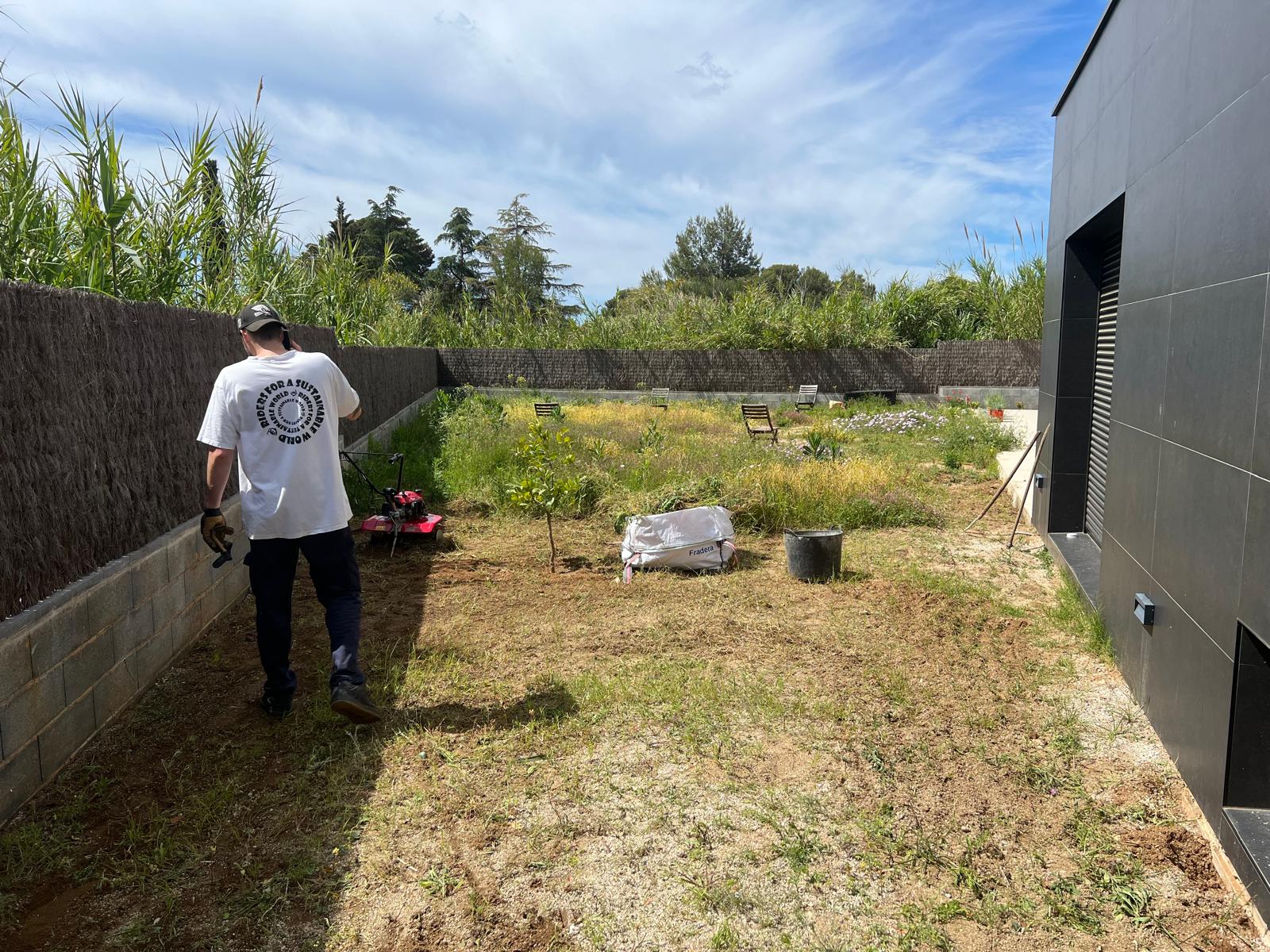 Trabajos de arado con motocultor en una parcela de Sant Andreu de Llavaneres