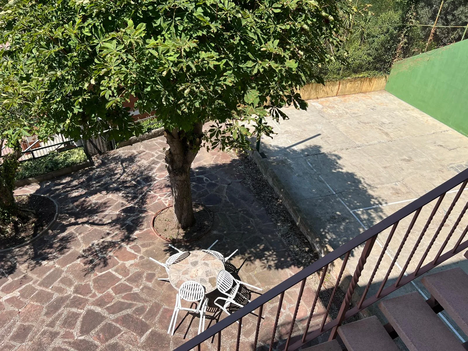 Jardín limpio y arbolado podado en Sant Feliu de Codines (Vallès Oriental)