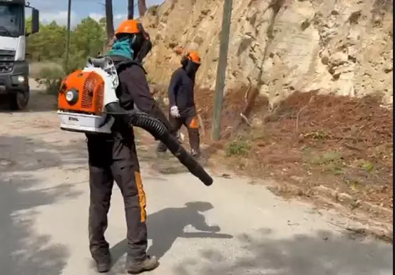 Neteja del terreny amb bufador durant l'actuació a Lloret de Mar