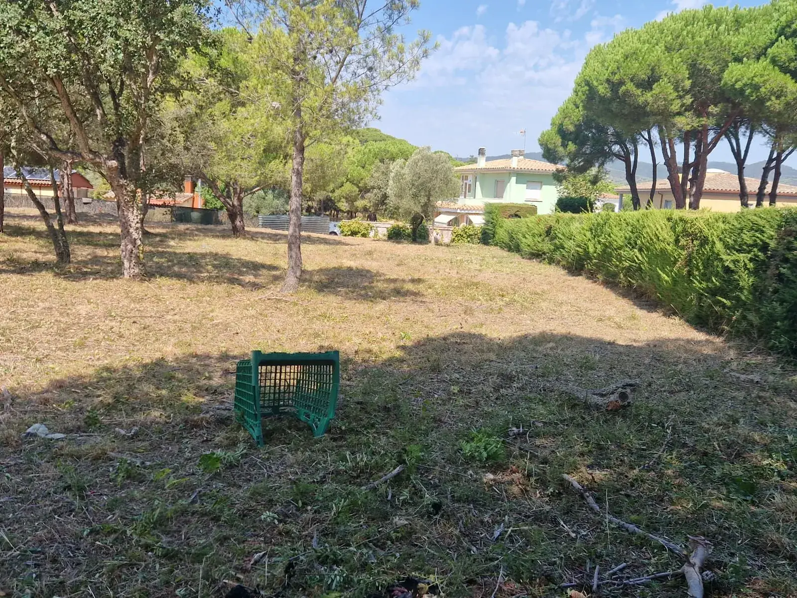 Acceso de una finca en Sant Joan de Palamós libre de vegetación tras el desbroce