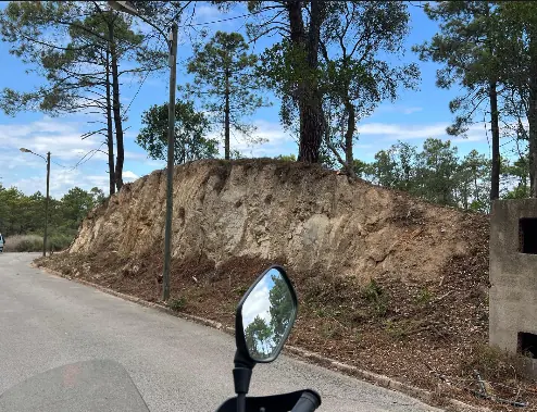 Zona de la parcel·la de Lloret de Mar amb el talús net de vegetació