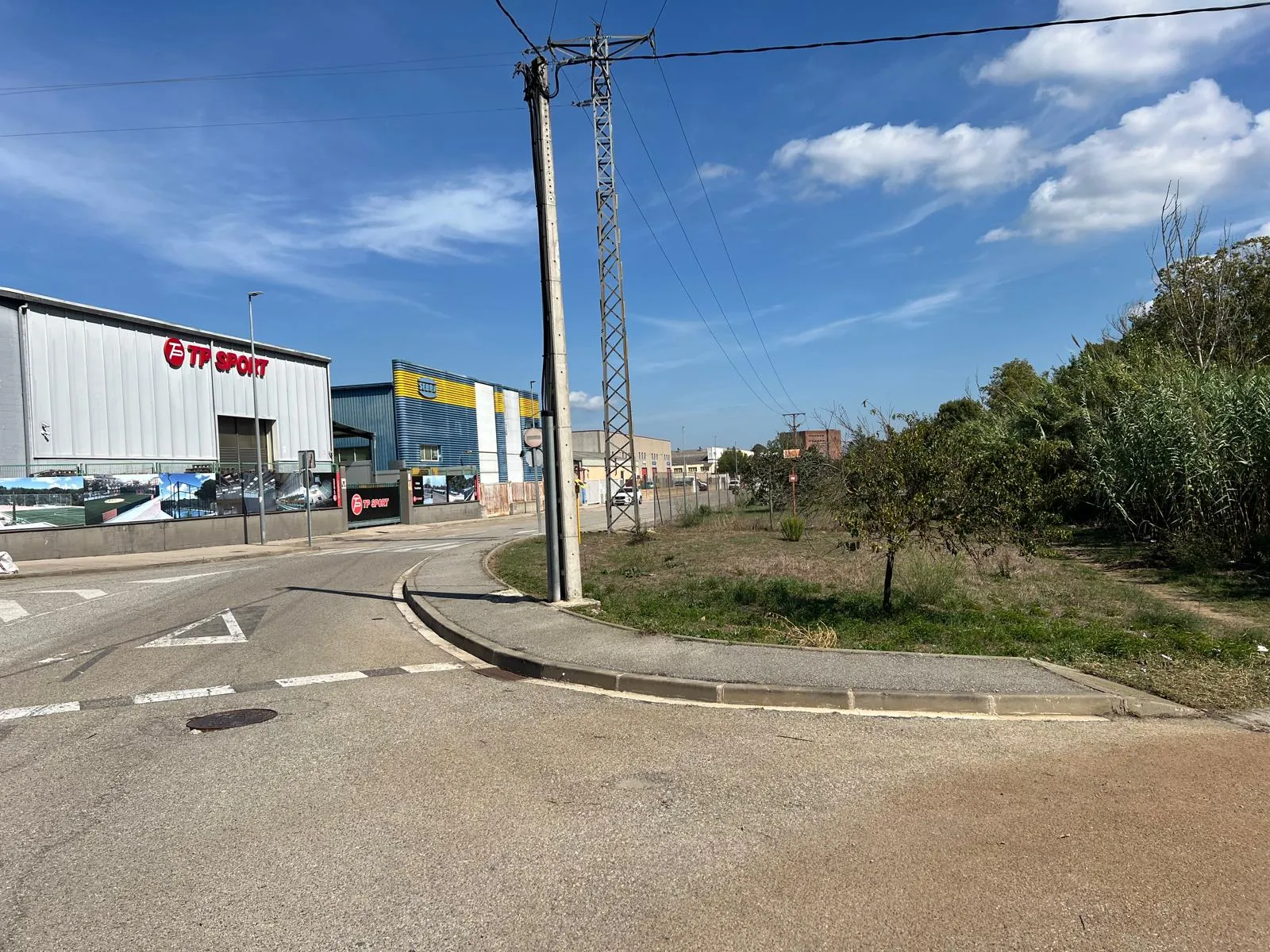Accesos a las naves y vegetación del perímetro del polígono en Sant Celoni