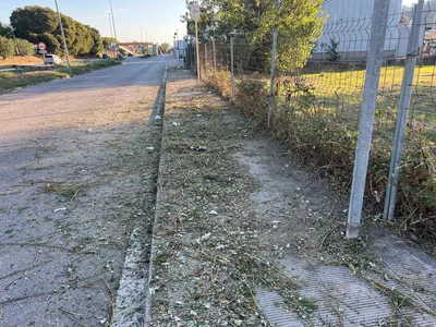 Estado del pavimento junto al cerramiento durante la limpieza en Sant Celoni
