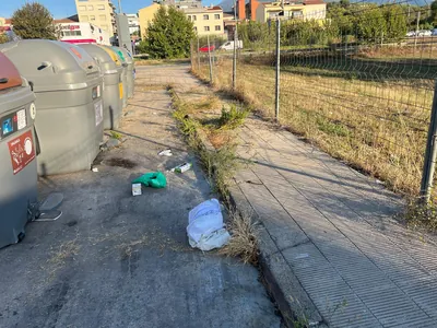 Residuos junto a los contenedores y el margen del polígono en Sant Celoni