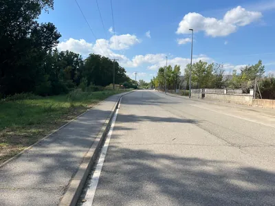 Vista de la calle y los márgenes del entorno industrial en Sant Celoni