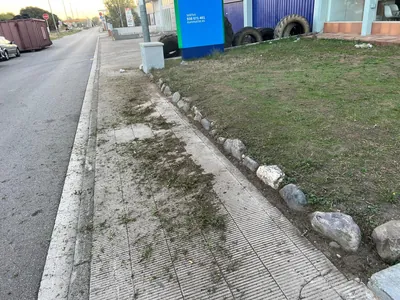 Borde de la acera y terreno contiguo a las instalaciones industriales en Sant Celoni