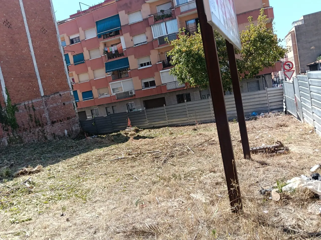 Terreno urbano limpio después del desbroce en Mollet del Vallès