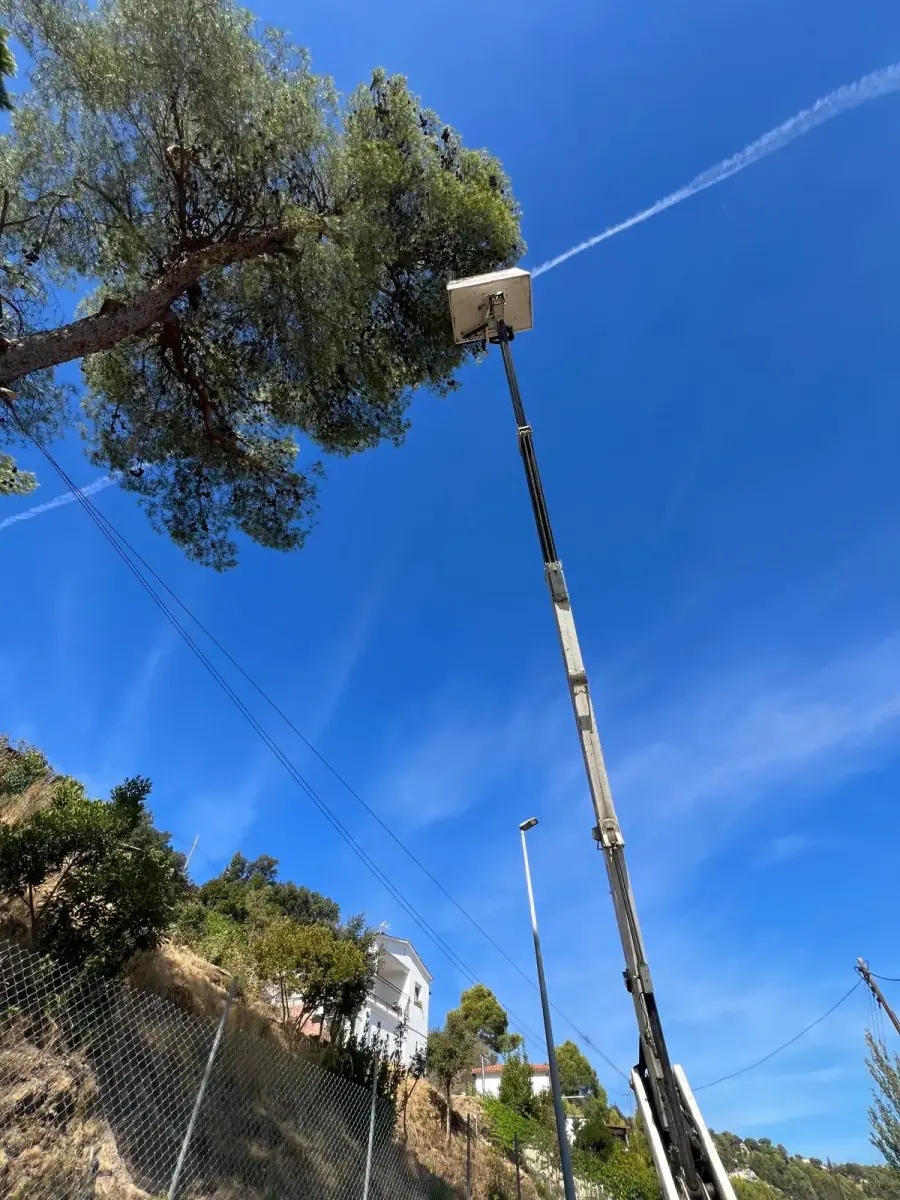 Plataforma elevadora utilizada para trabajos en altura en Sant Genís de Palafolls